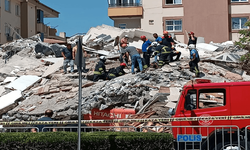 Hasarlı bina çöktü, kepçe operatörü enkaz altında kaldı