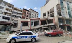 Korku dolu anlar yaşandı... Hatay'da ağır hasarlı bina çöktü