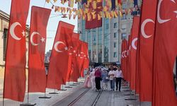 İstiklal Caddesi 30 Ağustos Zafer Bayramı nedeniyle Türk bayraklarıyla donatıldı