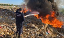 Sanayi atıkları alev alev yandı, gökyüzünü kara dumanlarla kapladı