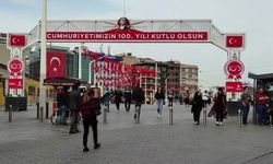 İstiklal Caddesi Türk bayraklarıyla donatıldı