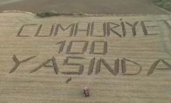 Çanakkale'de genç çiftçi tarlasına traktörle "Cumhuriyet 100 yaşında" yazdı