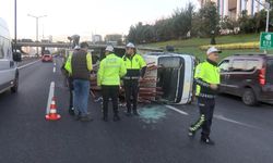 Ümraniye TEM Otoyolu'nda devrilen kamyonet trafiği felç etti!