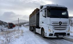 Ardahan'da tipi tırları yolda bıraktı