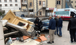 Rahatsızlanan sürücü aracıyla hastaneye daldı