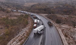 Burdur-Antalya Karayolu'nda tır makasladı, yolda uzun kuyruklar oluştu