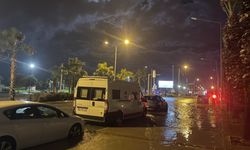 İzmir'de deniz taştı, sokaklar su altında kaldı