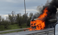 Tem Otoyolunda tekeri patlayan tanker alev alev yandı