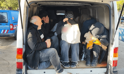 Ayvacık’ta 18 kaçak göçmen ile 3 organizatör yakalandı