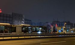 Metrobüs reklam panosuna çarptı: 1 yaralı