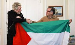 Ünlü müzisyen George Roger Waters ve Kolombiya Cumhurbaşkanı Gustavo Petro Filistin bayrağı açtı