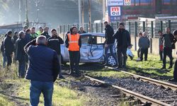 Zonguldak'ta tren otomobile çarptı: 1'i çocuk 3 yaralı