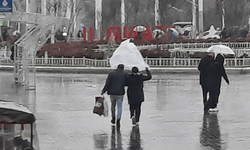 İstanbul'da sağanak yağış etkili oldu, vatandaşlar zor anlar yaşadı