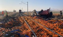 Kayseri'de narenciye yüklü tır demir yoluna devrildi