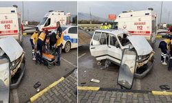 Manisa'da 2 otomobil çarpıştı: 8 yaralı