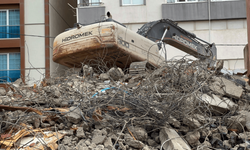 Maltepe'de kontrollü yıkılan bina caddeye çöktü