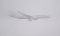 İzmir'de sis nedeniyle uçak seferlerinde iptal ve aksamalar yaşanıyor