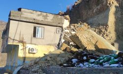 Şırnak'ta facia teğet geçti: Evin üzerine kaya düştü