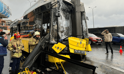 İstanbul'da İETT otobüsü direğe çarptı: 5 yaralı
