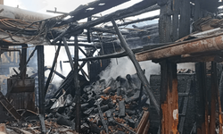 Odunlukta çıkan yangın samanlık ve depoya sıçradı, 1 evin yarısı yandı