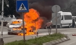 Trabzon'da araç sokak ortasında alev alev yandı