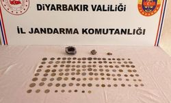 Diyarbakır'da 127 sikke ve 3 değerli taş ele geçirildi