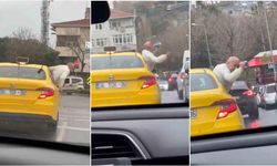 Trafikte şoke eden görüntüler! Taksinin camından sarktı, alkol aldı ve dans etti!