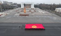 Kırgızistan'ın yeni bayrağı Bişkek'te törenle göndere çekildi