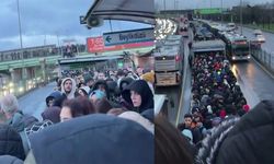 İstanbul Altunizade'de metrobüs durağında insan seli