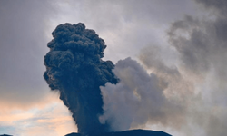 Endonezya'da yanardağ patlamaları: 6 Bin 500 kişi tahliye edildi