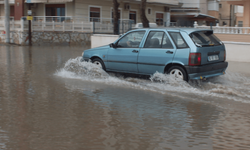 Balıkesir'de şiddetli yağışın etkisiyle sel oluştu, köy yolları zarar gördü