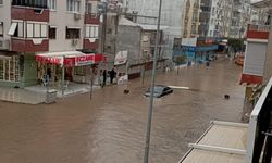 İzmir sular altında: Dereler taştı