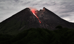 Endonezya'da Merapi Yanardağı patladı: Binlerce kişi tahliye ediliyor