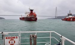 İstanbul'da Ahırkapı'ya demirleyen kargo gemisi konteyner gemisine çarptı