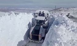 Hakkari'de ekiplerin zorlu yol açma mücadelesi! Kar kalınlığı 2 metreyi buldu