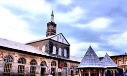 Diyarbakır'da teröristlere tarihi Ulu Cami minaresinden teslim ol çağrısı