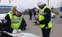 Trafik polisinden oğluna para cezası