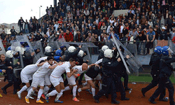 Polis futbolcuları sahadan güçlükle çıkardı