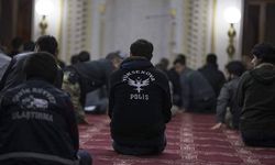 Asker ve polisler Yüksekova'da camide namaz kıldı