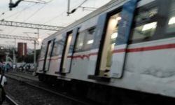 Manisa'da tren ile minibüs çarpıştı