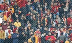 Taraftardan Galatasaraylı yıldız futbolcuya büyük şok!