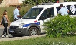 Polisi görünce kız arkadaşını bırakıp kaçtı