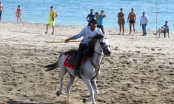 Turistlerin boşalttığı plajda ciritçiler at koşturdu