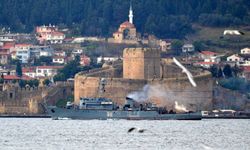 Rus askeri gemileri Çanakkale Boğazı'ndan geçti