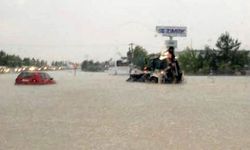 Yağmur yağdı bu hale geldi... İki şehir arasındaki yol kapandı