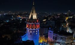 Galata Kulesi ile köprüler mavi ve turuncuya büründü