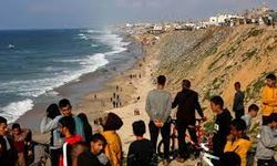 Havadan indirilen yardımları alabilmek için Gazze sahilinde beklediler