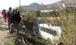 Mersin'de yolcu minibüsü ile otomobil çarpıştı: 1 ölü, 13 yaralı