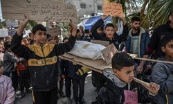 İsrail saldırıları altındaki Gazze'de çocuklar, yaşanan gıda kıtlığını protesto etti