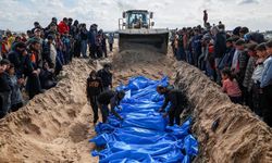 İsrail'in katlettiği onlarca Filistinlinin cenazesi Refah kentinde toplu mezara defnedildi